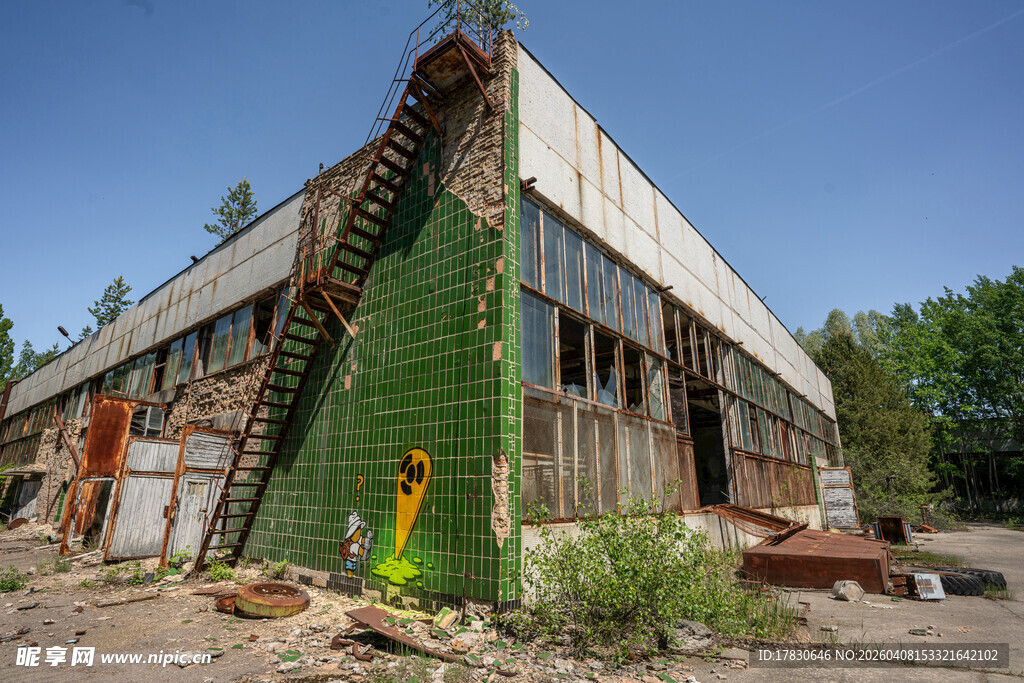 废弃工厂中的绿色螺旋楼梯