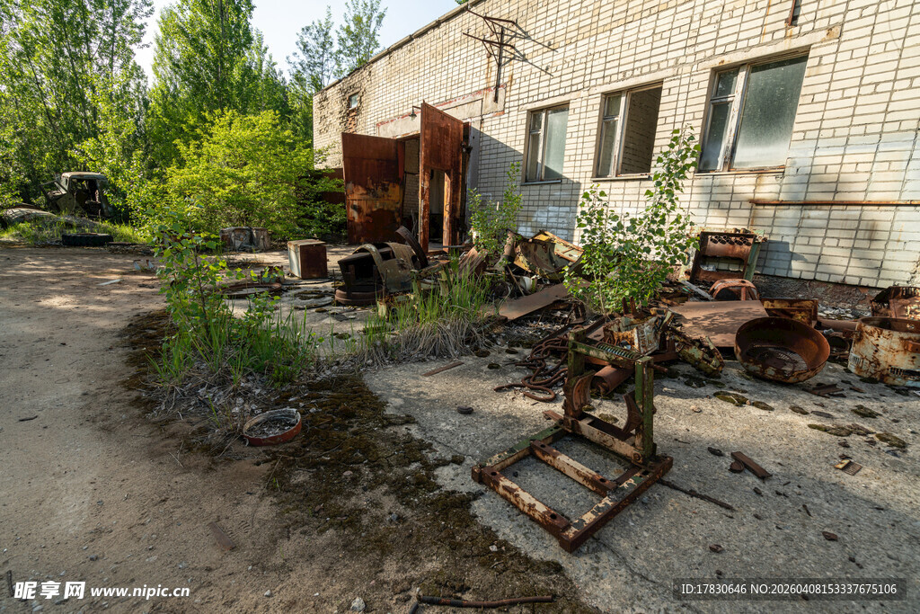 废弃工厂场景中的陈旧设备