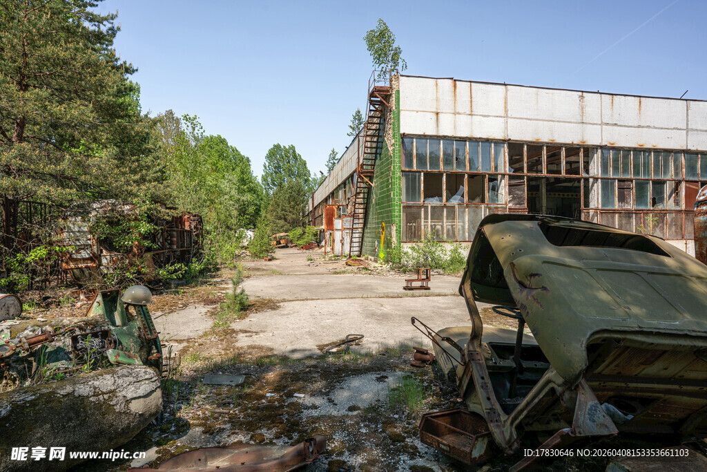 废弃工厂的荒芜景象