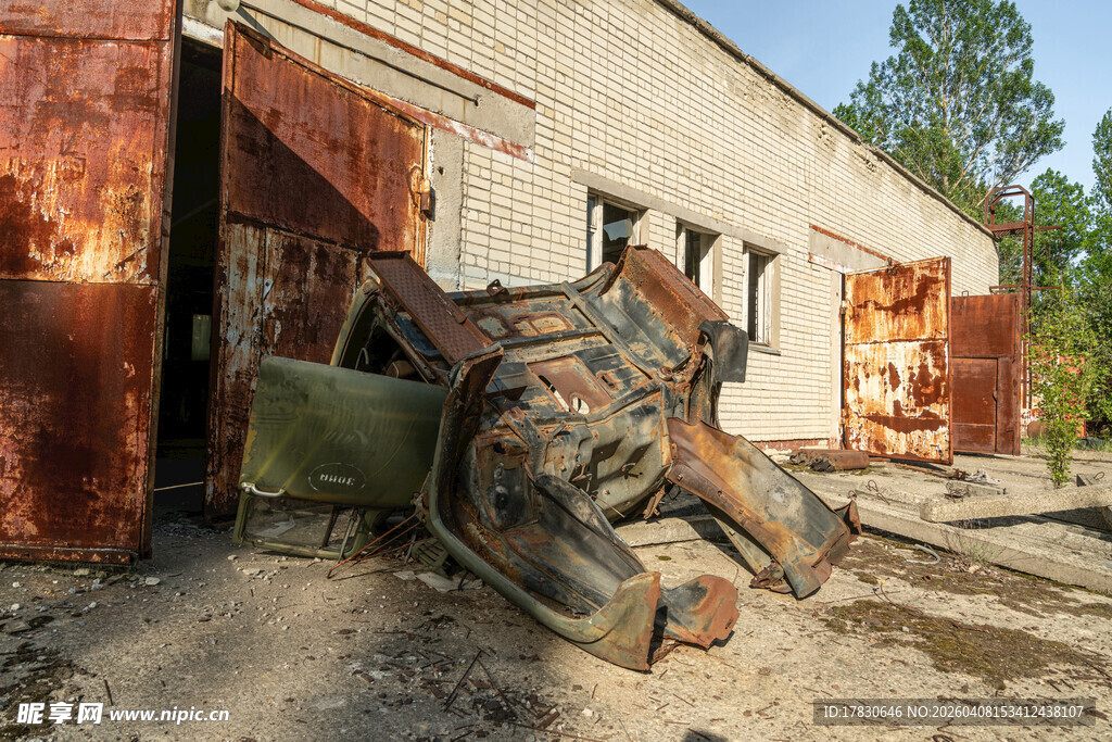 废弃厂房中的生锈机械残骸