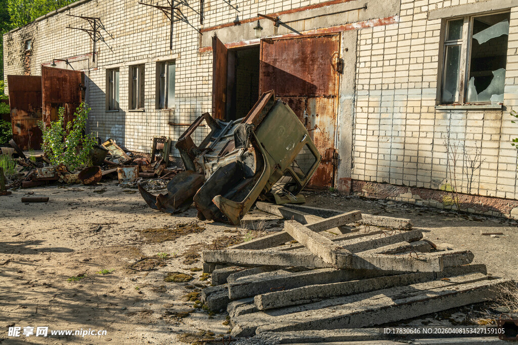 废弃场地中的破旧机械