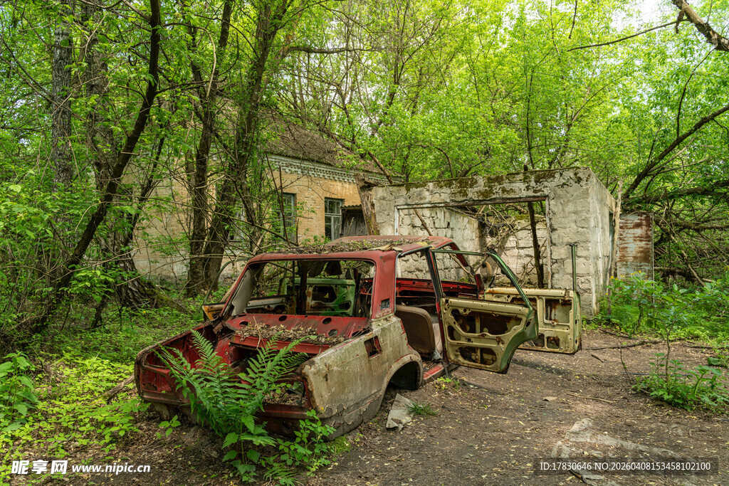 废弃林间的老旧汽车与房屋