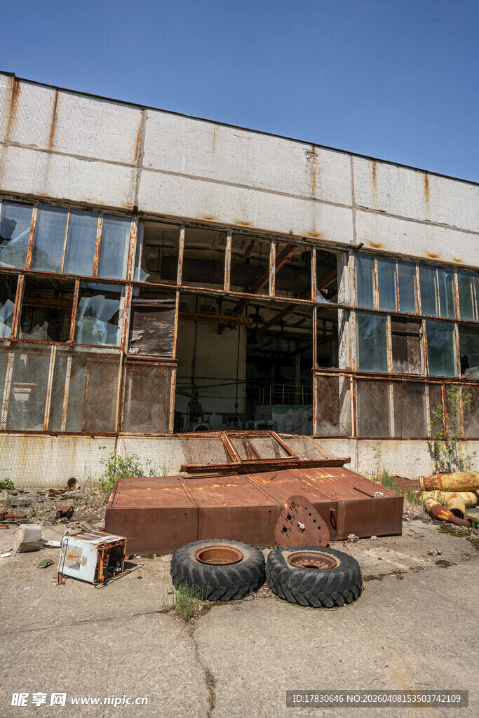 废弃厂房外的杂乱场景