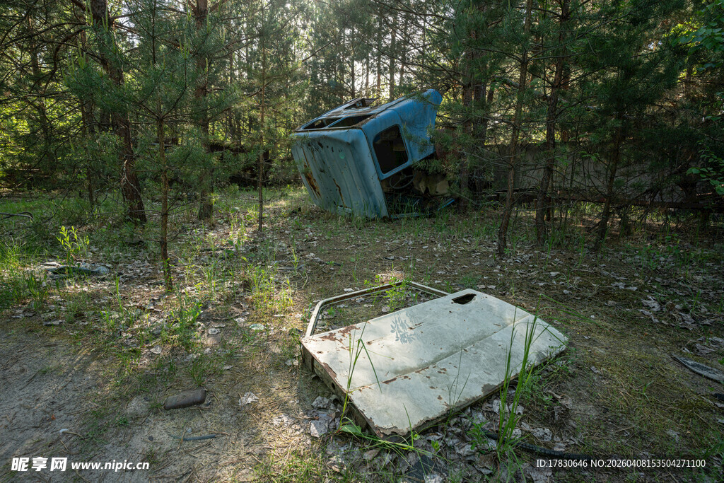 森林中的废弃物品