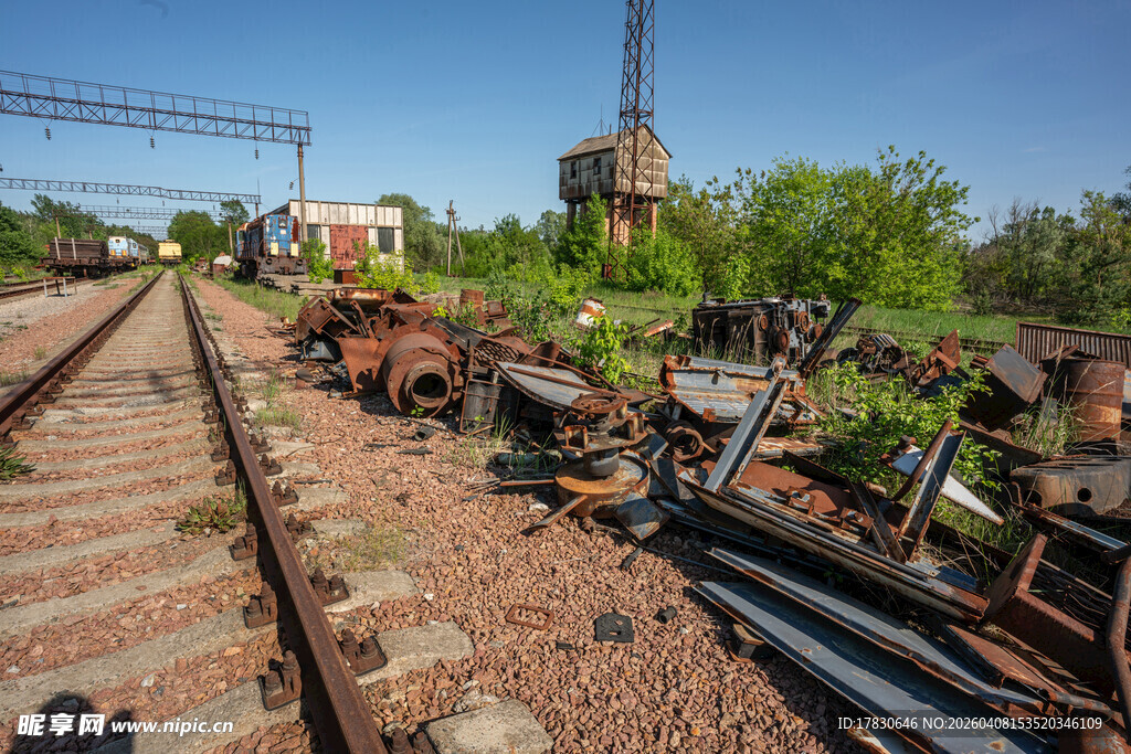 废弃铁轨旁的陈旧机械