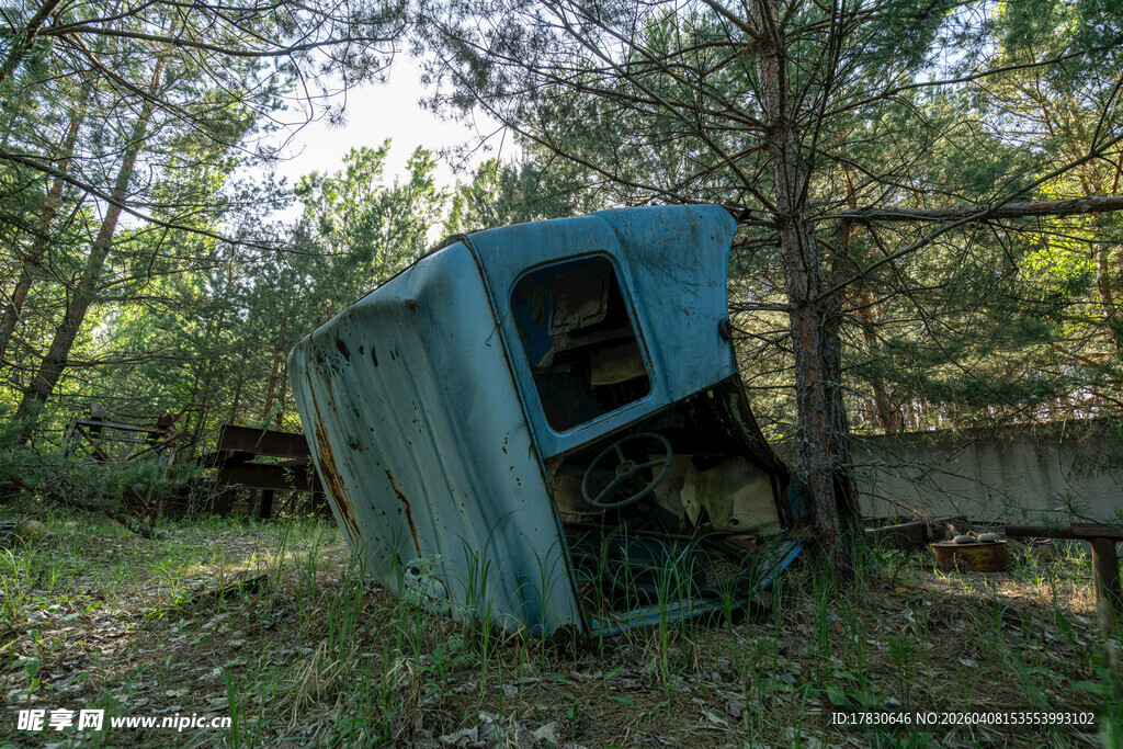 废弃蓝箱躺于林间