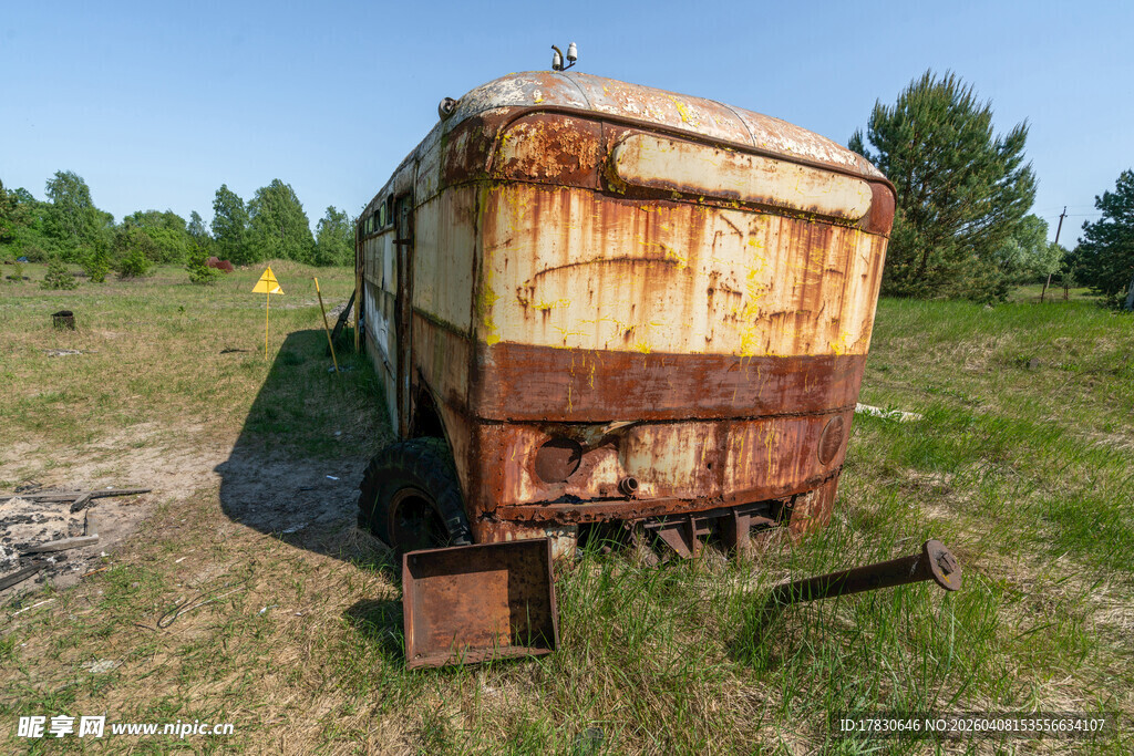 废弃生锈的旧车厢