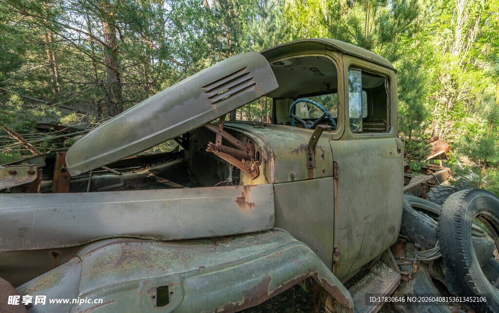 废弃林中旧卡车
