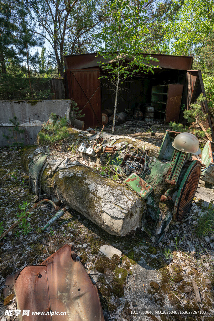 废弃厂房旁的破旧物件