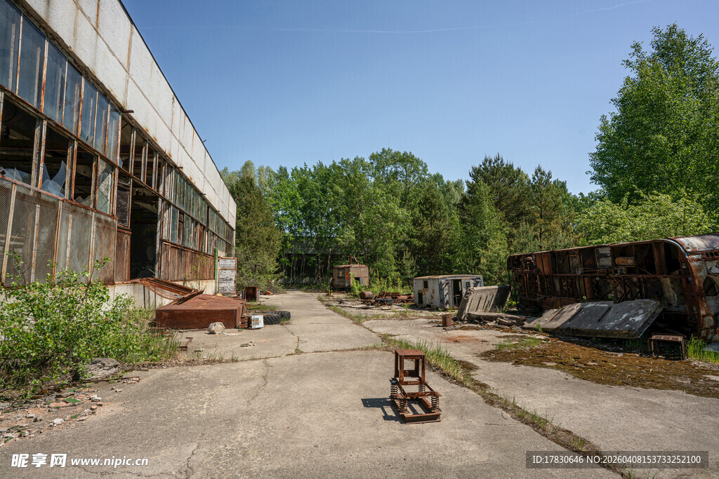 废弃工厂的荒芜景象