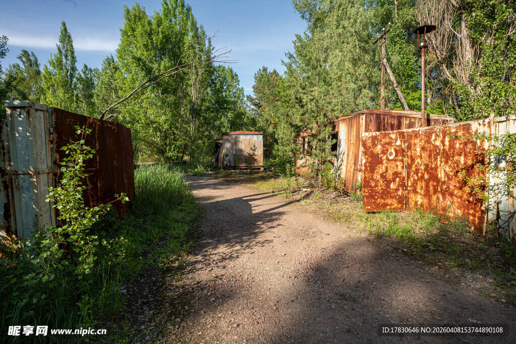 荒废小路旁的锈蚀围栏