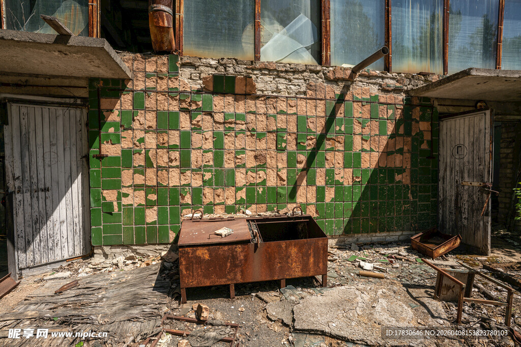 废弃建筑内的破损场景
