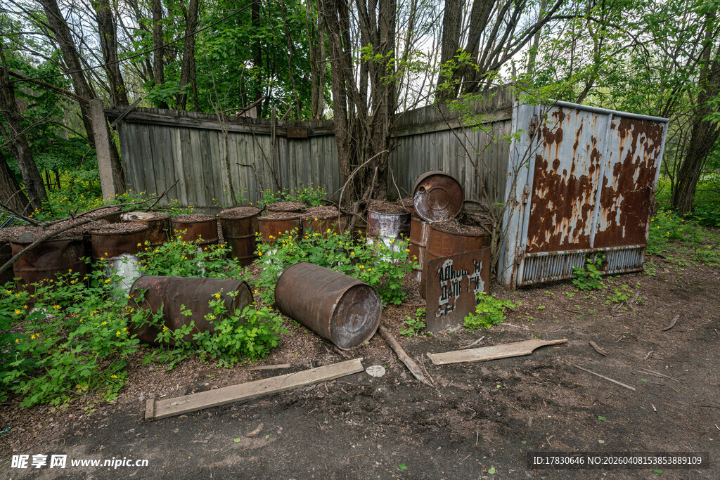 废弃庭院中的老旧物件
