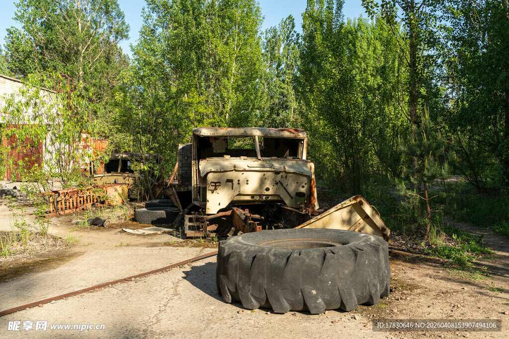 废弃场地中的破旧车辆