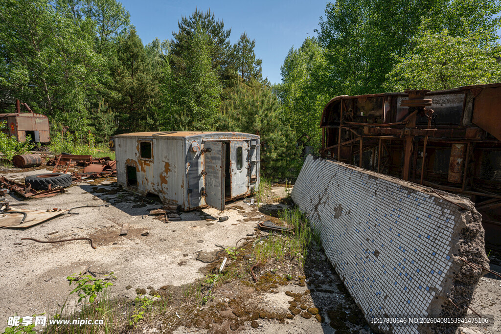 废弃场地中的破旧设施