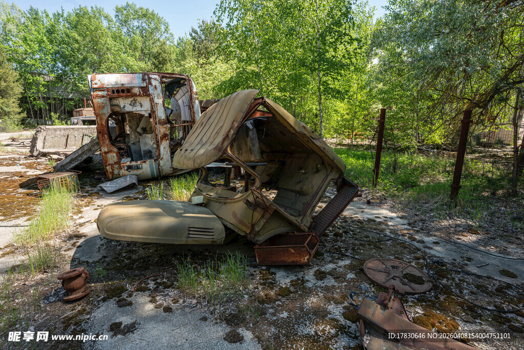 废弃机械于绿意环绕之地