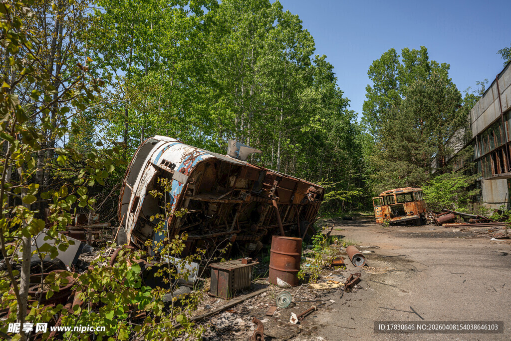 废弃车辆与周边杂物场景