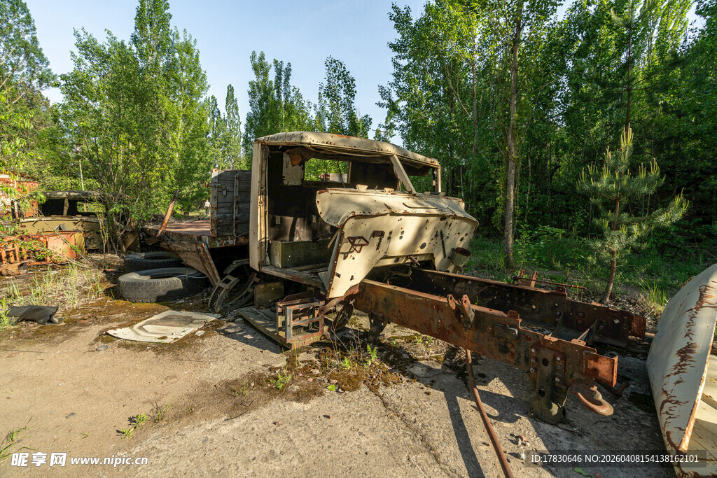 废弃野外的老旧机械设备