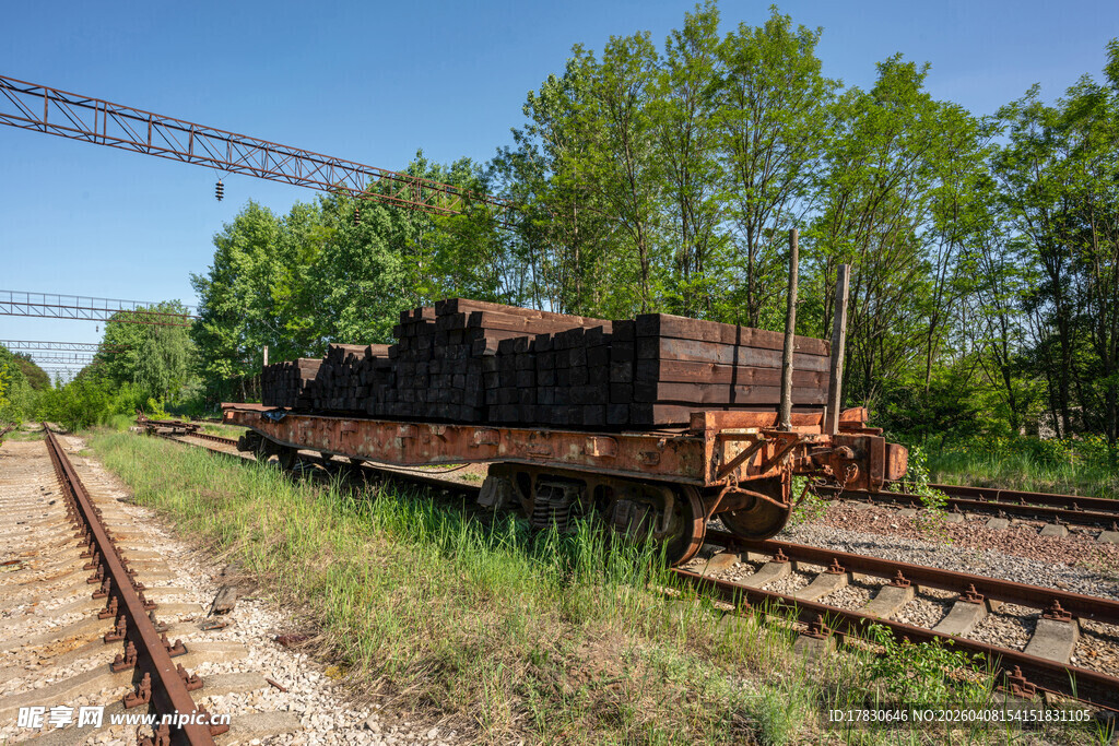 废弃铁轨上的陈旧货运车厢
