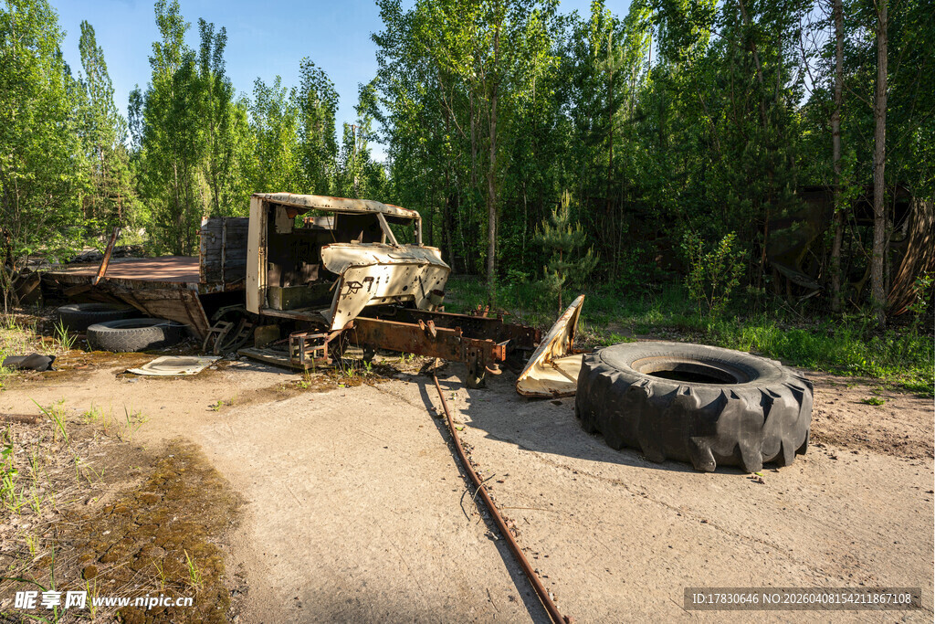 野外废弃卡车与旧轮胎场景