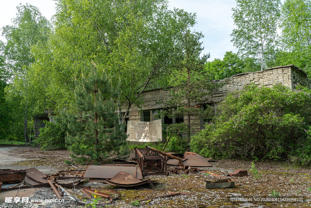 废弃建筑旁的绿植与杂物