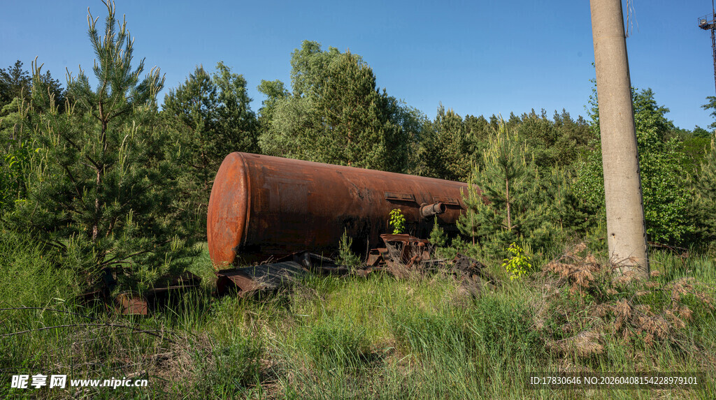 野外废弃的生锈大管道