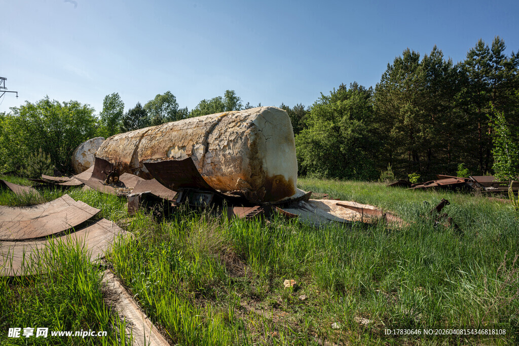 废弃野外油罐尽显沧桑
