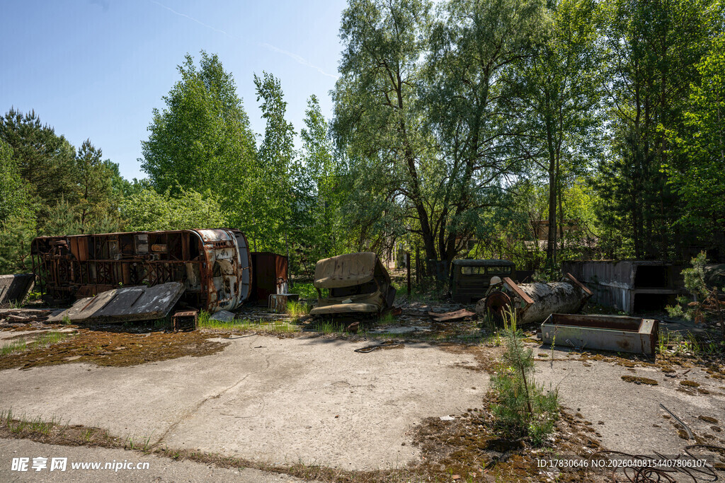 废弃场地中的老旧物件