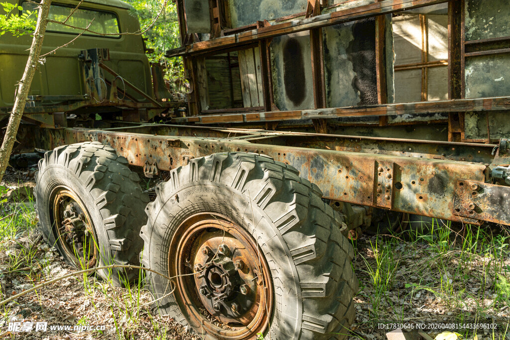 废弃野外的老旧卡车