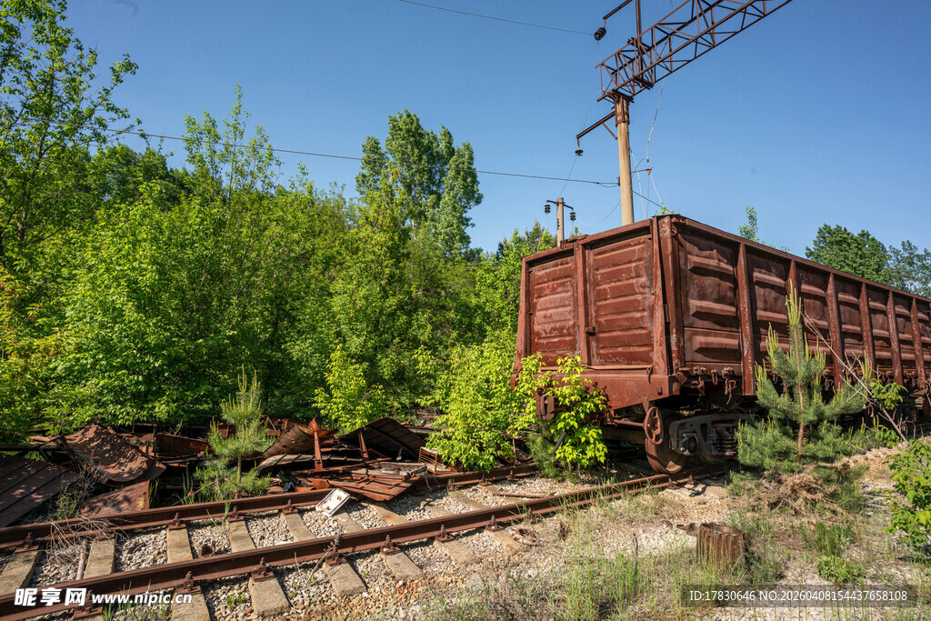 废弃铁轨上的老旧货运车厢