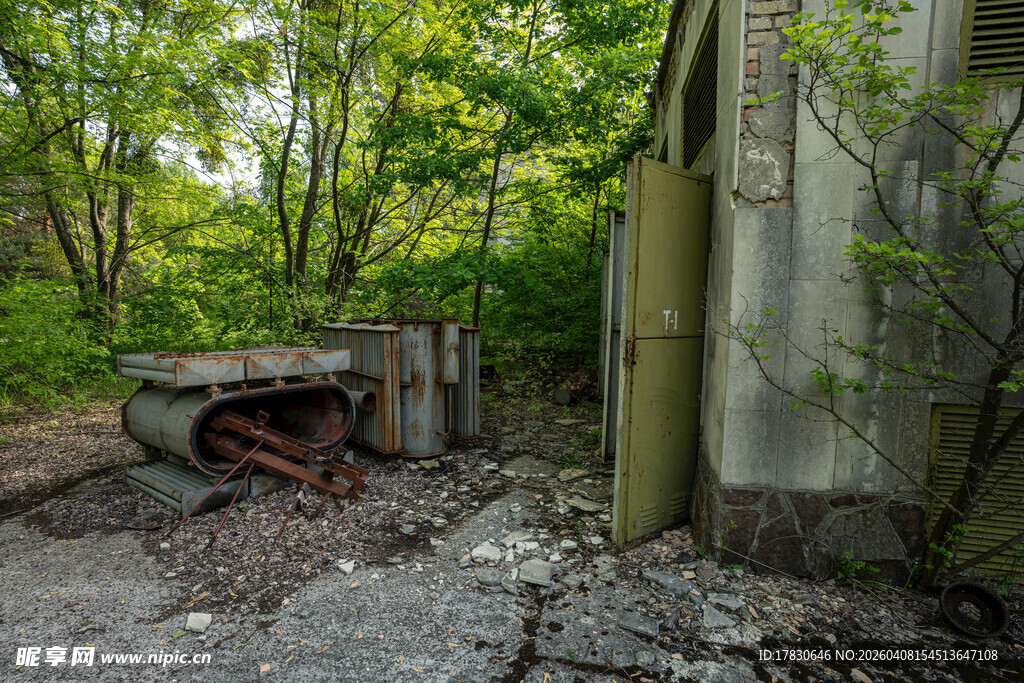 废弃角落的破旧设施