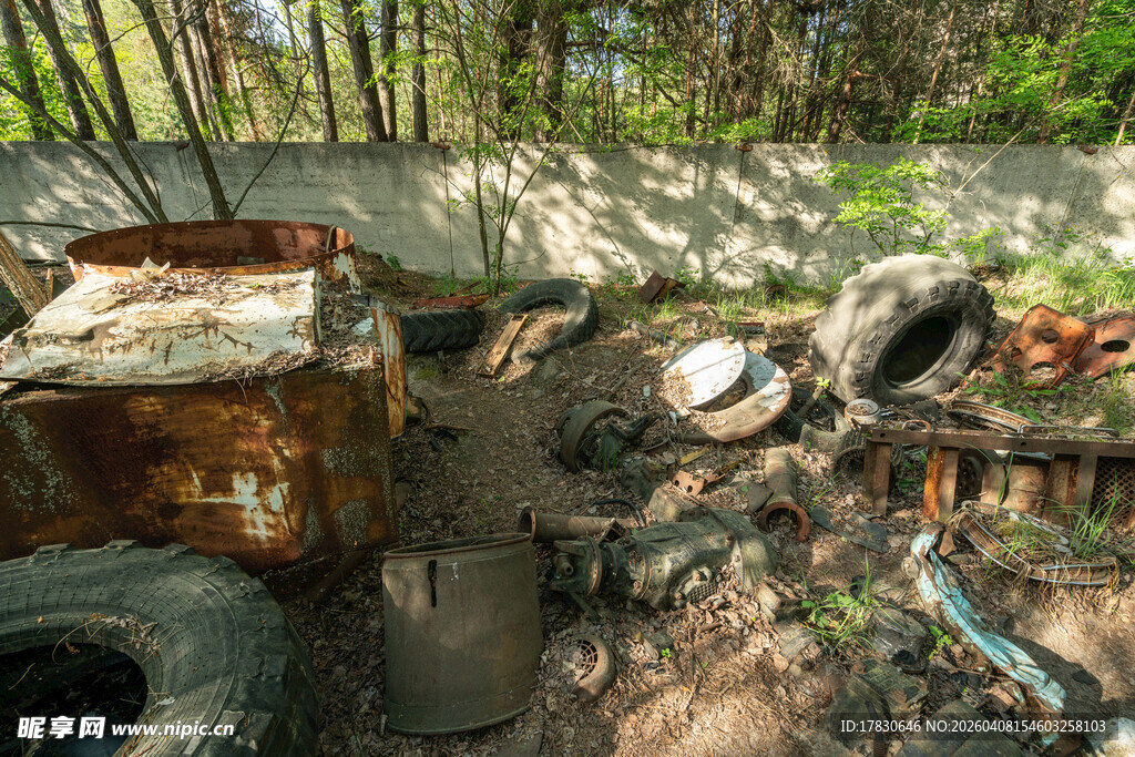 废弃角落的杂乱旧物