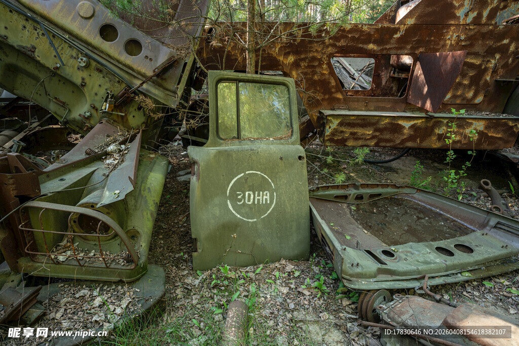 废弃的复古绿色家具