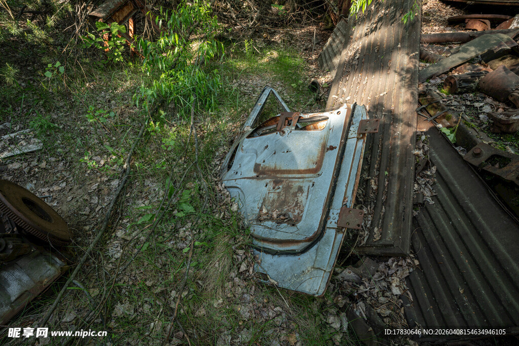 废弃的旧冰箱躺于荒野