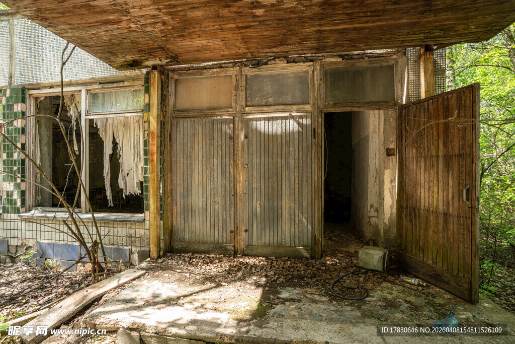 废弃破旧木屋内部景象