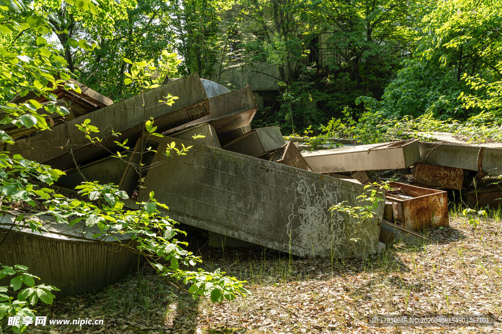 废弃混凝土块堆于绿树间
