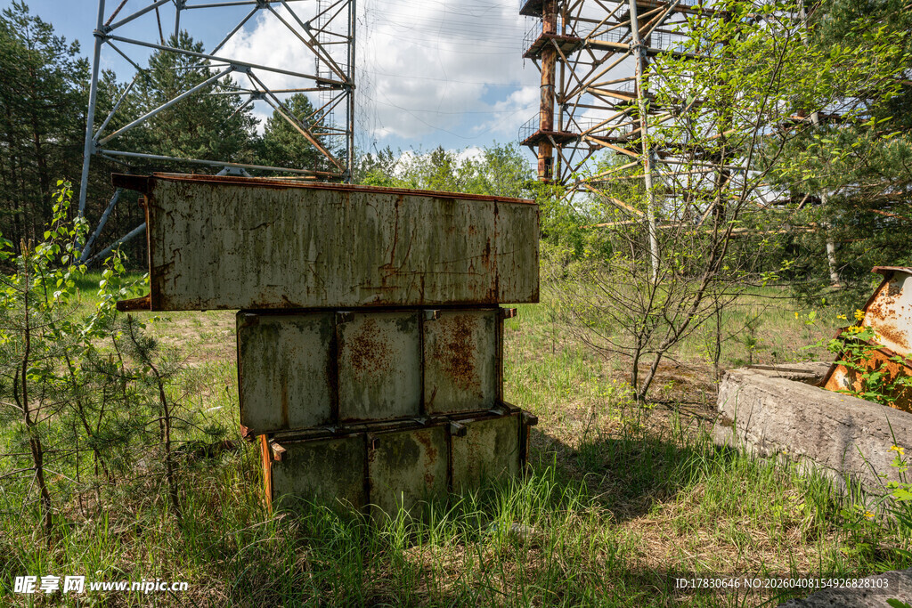废弃野外设备隐于草木间