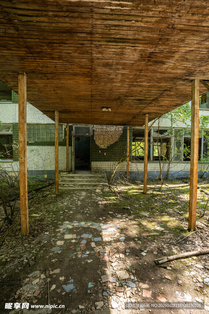 废弃木屋内部场景