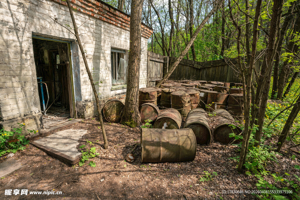 废弃建筑旁的陈旧木桶