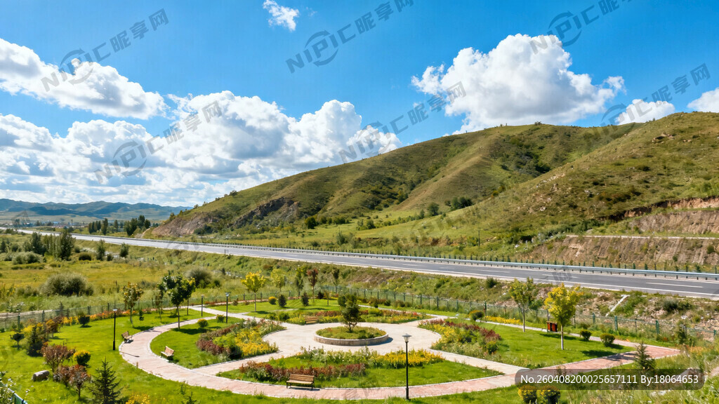 一个小公园 省道后边是小山