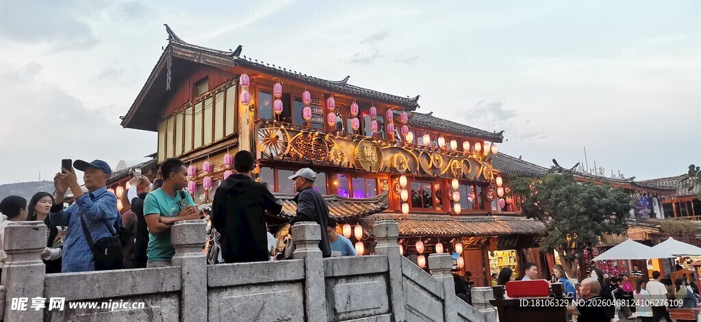 古楼前的热闹景象