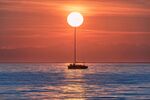 海上日落时的孤独帆船