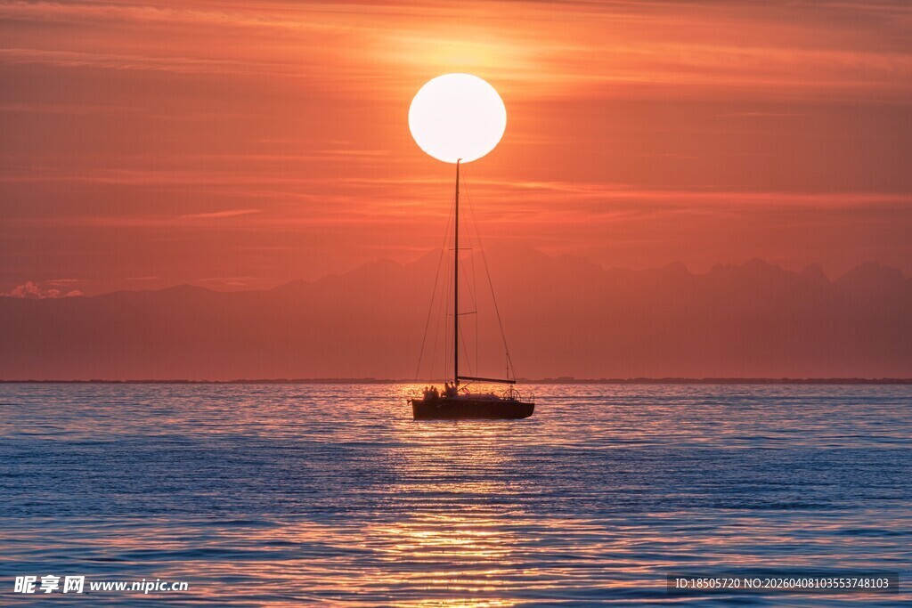 海上日落时的孤独帆船