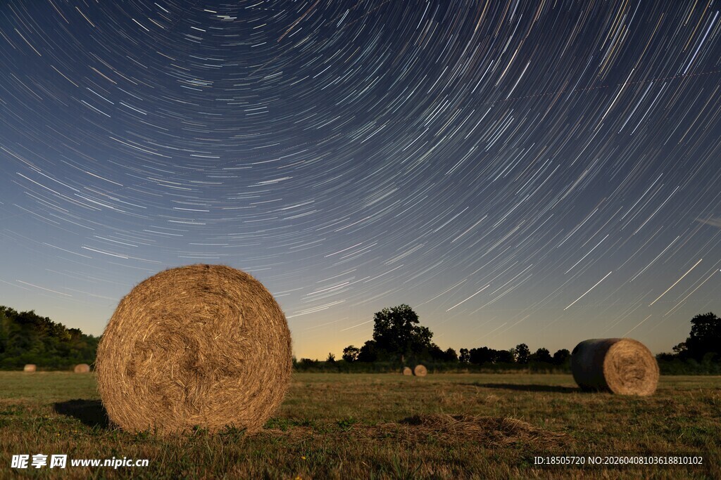 星空下的田野草垛