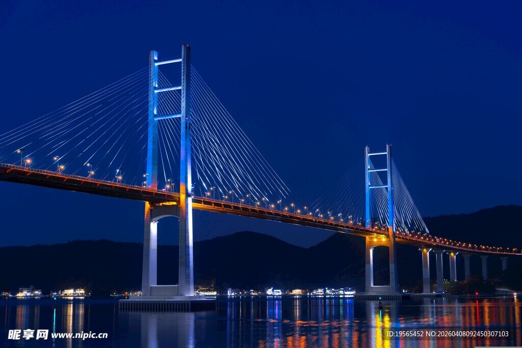 夜晚璀璨的跨海大桥