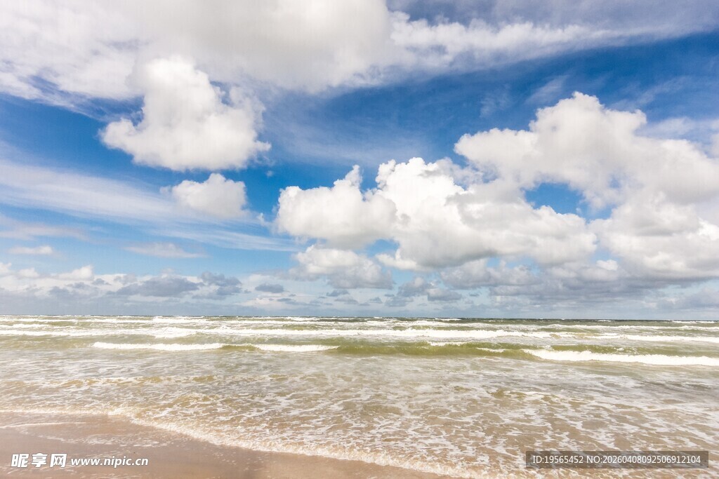 海边美景 蓝天白云与海浪