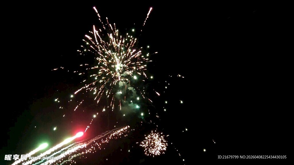 夜空中绚烂绽放的烟花