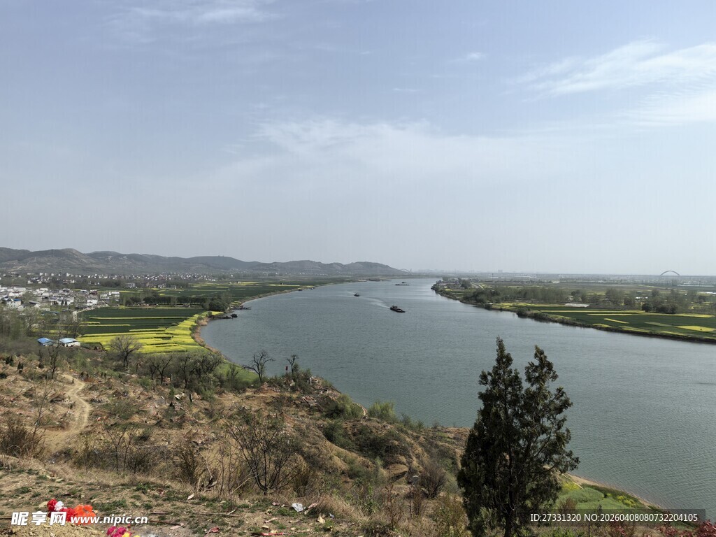 俯瞰宁静河流与周边景致