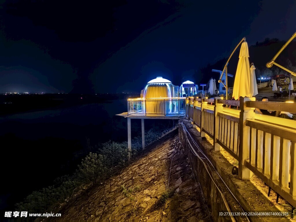 湖畔夜景中的温馨小屋