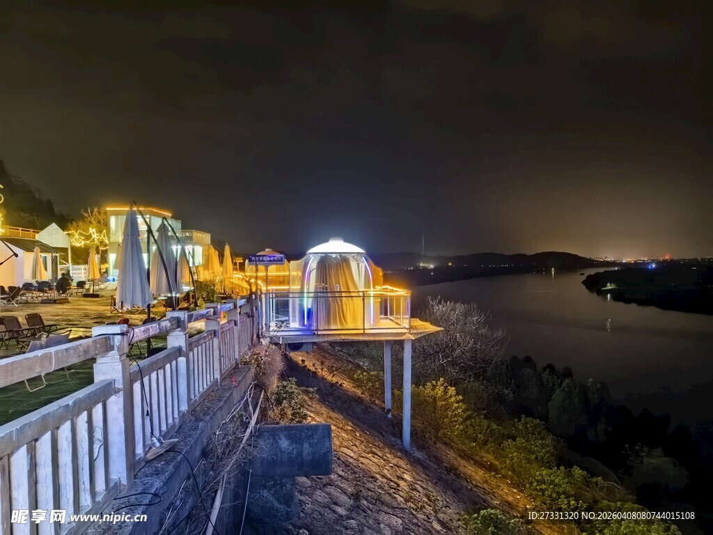 夜晚江边灯光璀璨美景